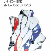 Un hombre en la oscuridad